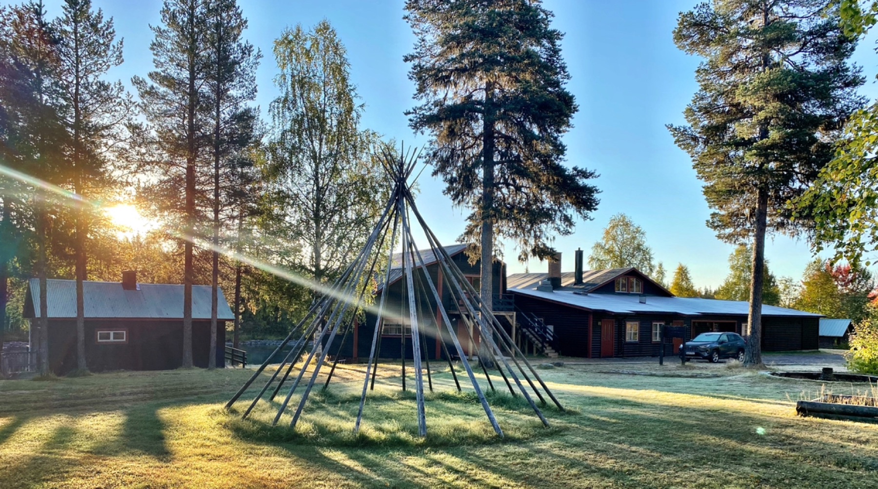 Camp Juno vid älven i den nordliga skogen