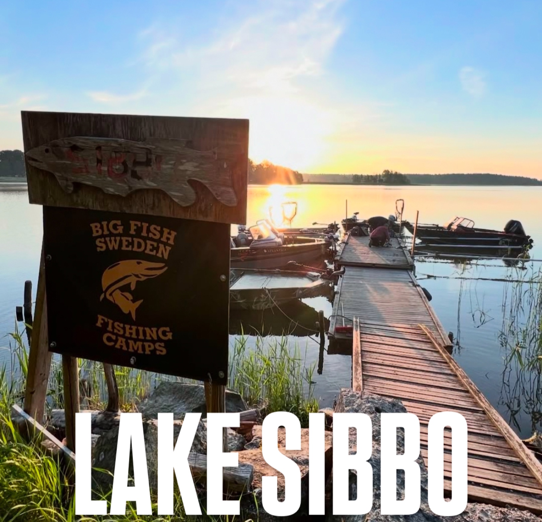 Båtbryggan vid Lake Sibbo i kvällsljus