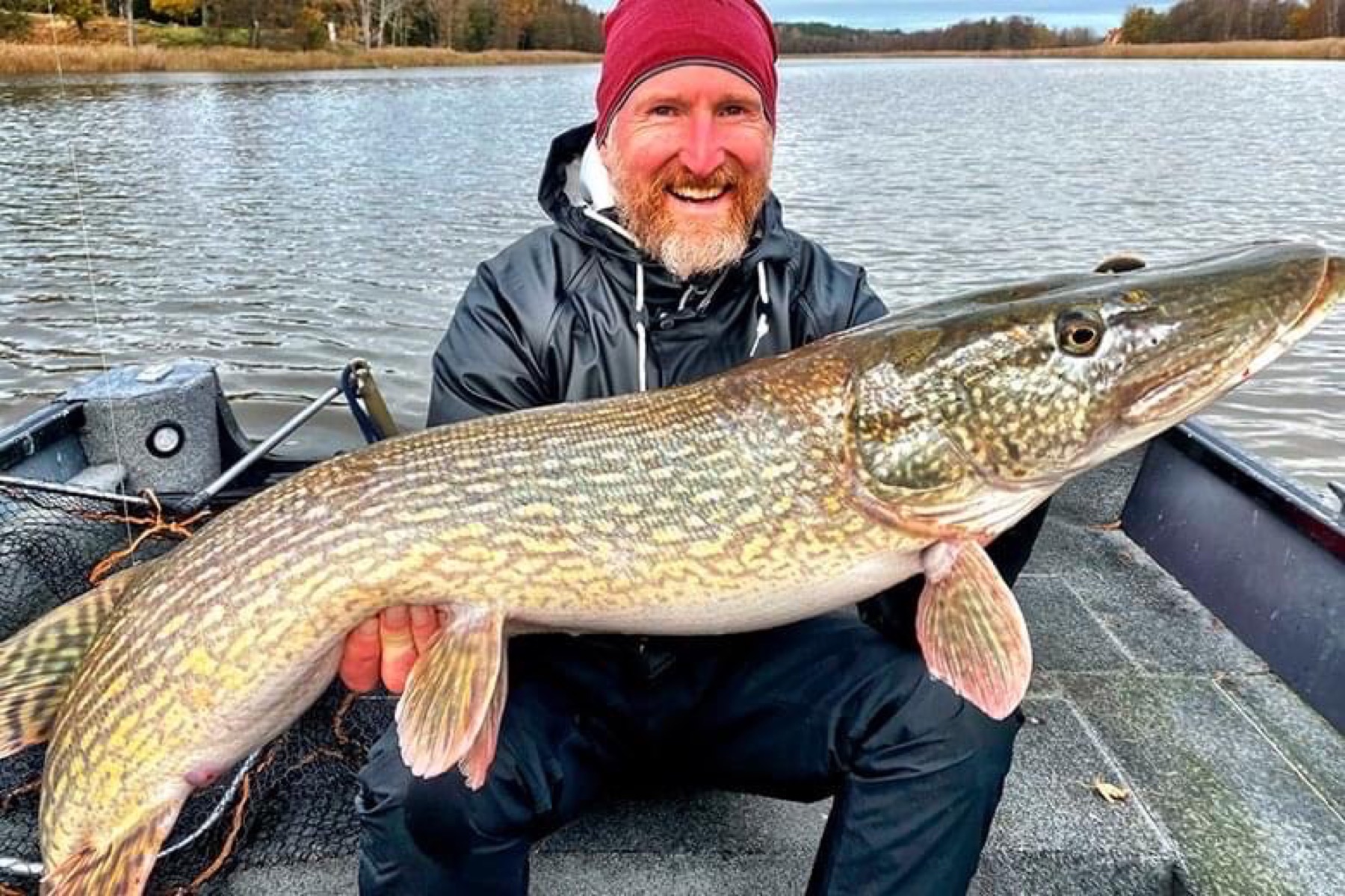 Fiskare med en stor gädda fångad i Lake Sibbo